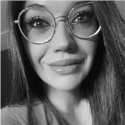 Studentessa impartisce lezioni di inglese